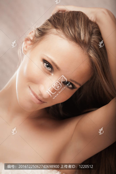 年輕漂亮的金發(fā)女郎