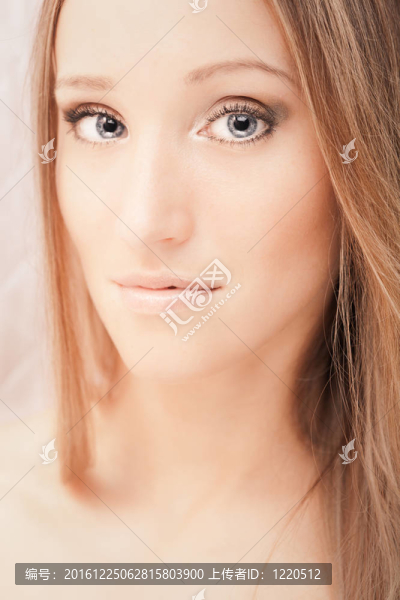 年輕漂亮的金發(fā)女郎