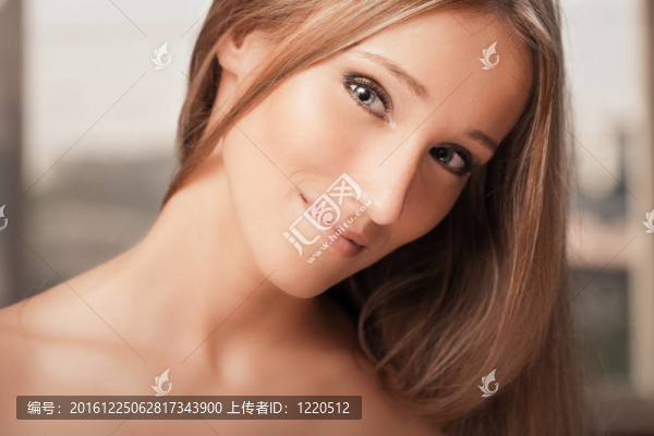 年輕漂亮的金發(fā)女郎
