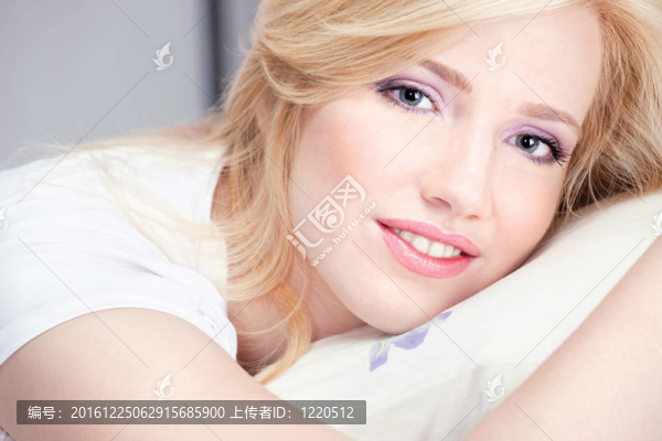 枕頭上的漂亮女人