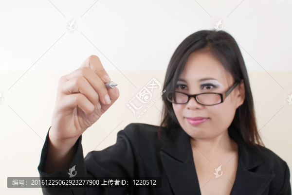 在白板上寫字的女士。