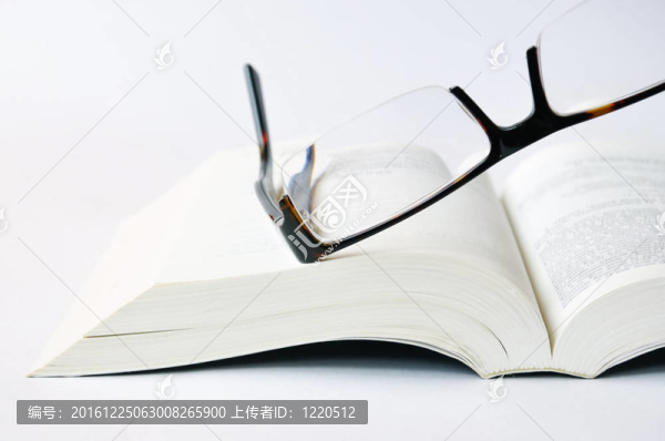 眼鏡與書