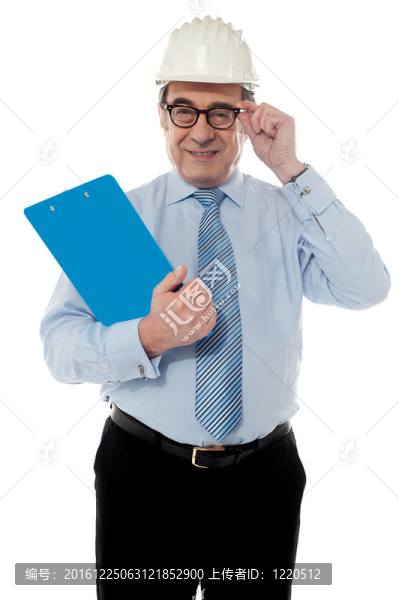 微笑的成熟建筑師抱著他的眼睛