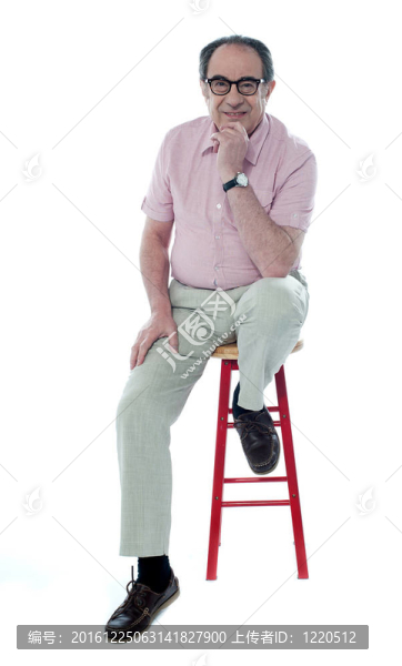 自信的老人在凳子上休息