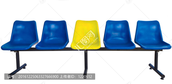 在白色背景上隔離的公共汽車站的塑料椅子