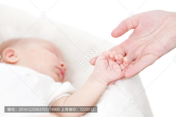 父母的手牽著嬰兒的手