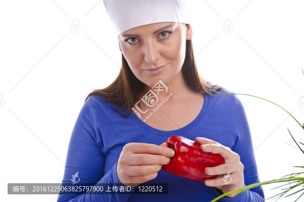 紅辣椒和黃瓜的女人