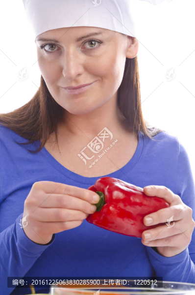 紅辣椒和黃瓜的女人