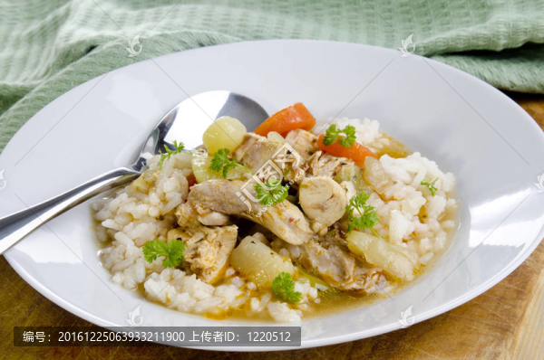 燉豬肉；胡蘿卜和米飯