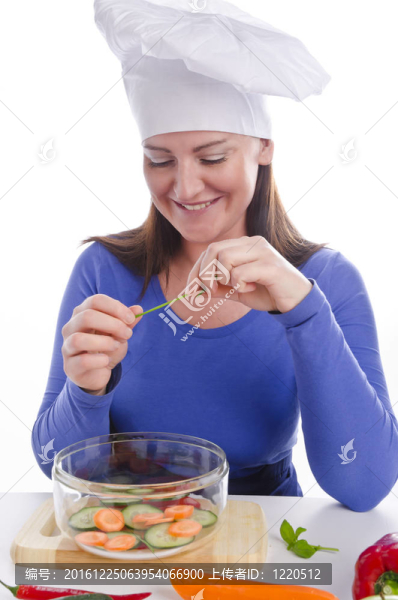 紅辣椒和黃瓜的女人