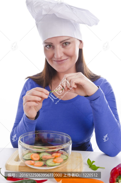 紅辣椒和黃瓜的女人