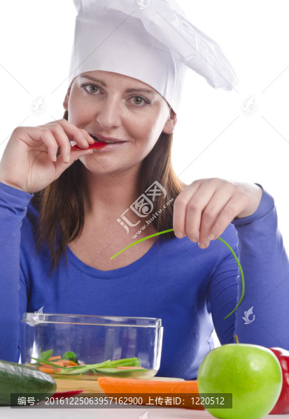紅辣椒和黃瓜的女人
