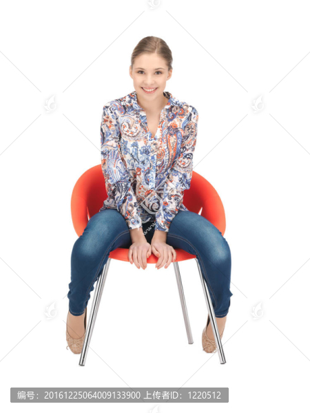 快樂和無憂無慮的少女在椅子上