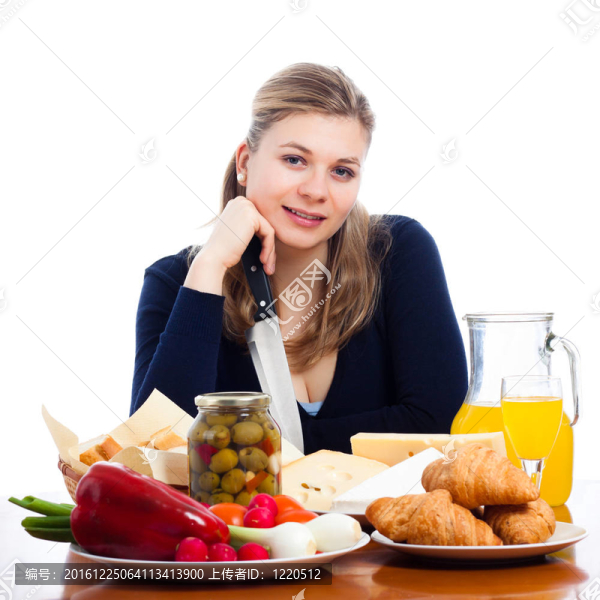 美麗的年輕快樂的女人做飯