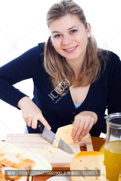 快樂女人切奶酪