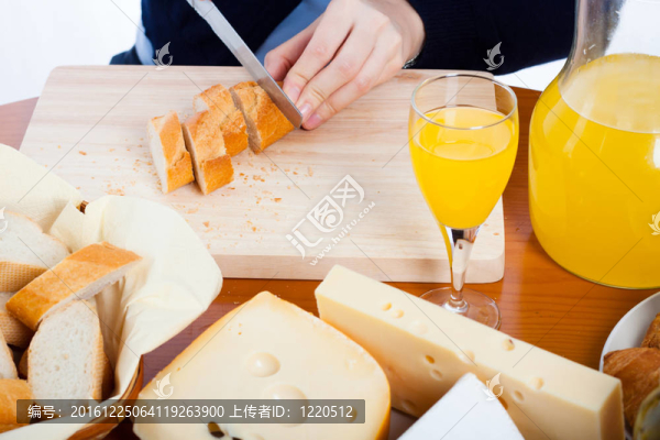 餐桌用食物和女性手切面包