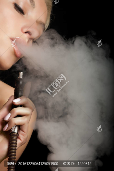女人抽水煙