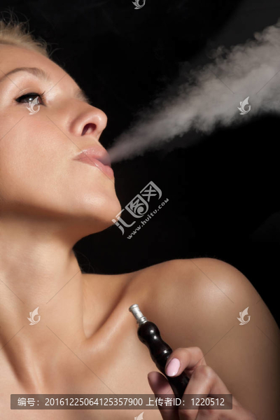 女人抽水煙