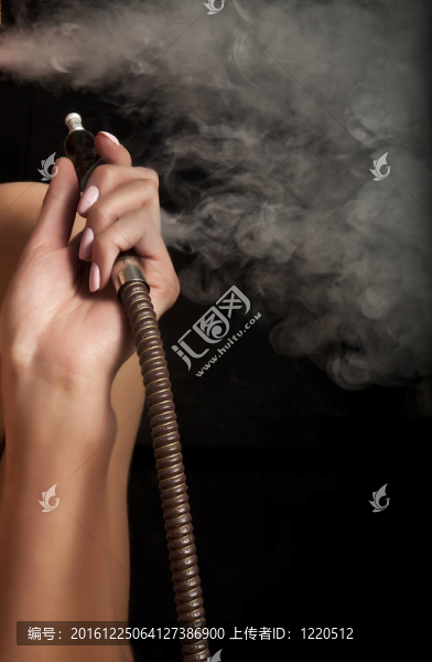 女人抽水煙