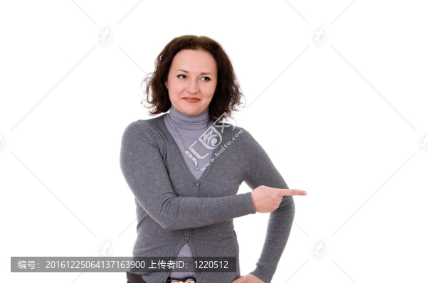 在灰色的開襟羊毛衫的女人