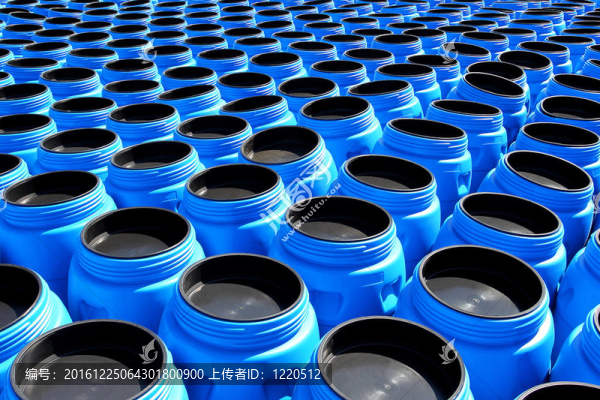 化學品儲存用藍色塑料桶