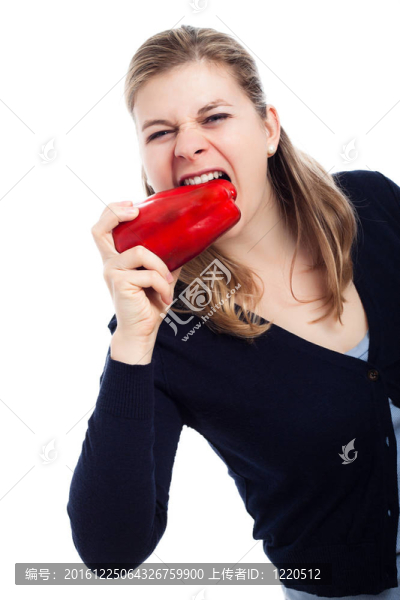 饑餓的女人吃辣椒