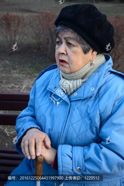 老年女人傾訴