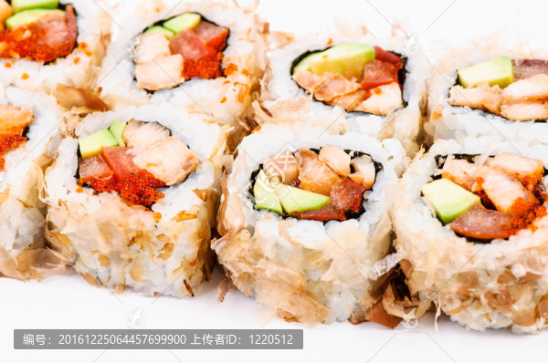鱷梨片壽司集；魚(yú)和紅魚(yú)子醬