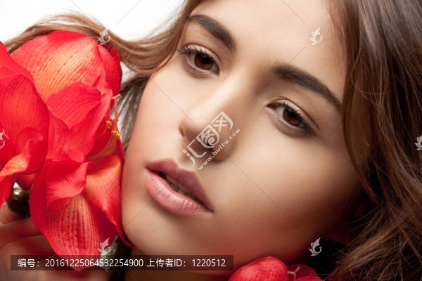 可愛的女人與紅花