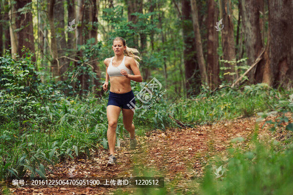 在Forest戶外跑步的女人