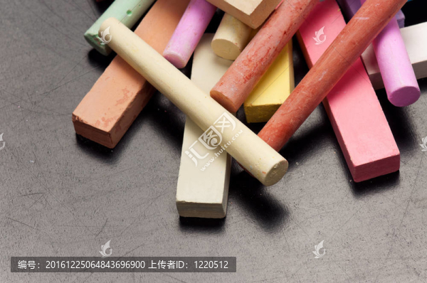 用彩色粉筆黑板