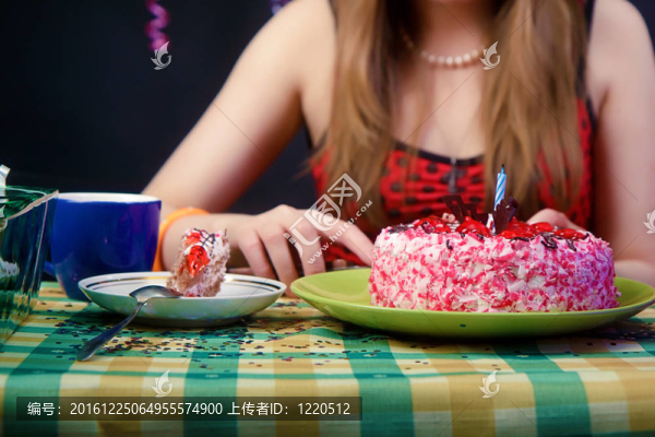 宴會桌上的女孩
