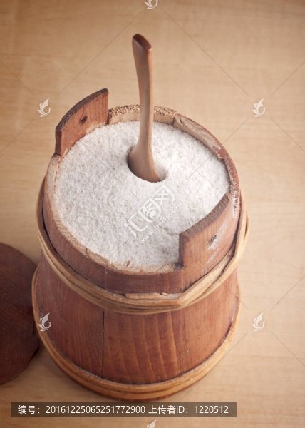 面粉在一個小木桶里