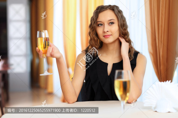 年輕漂亮的女人坐在餐館里