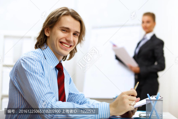 年輕的商人在辦公室工作