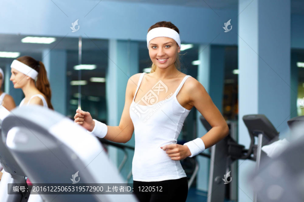 運動中穿運動服的女子