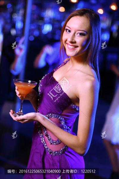 年輕女子在夜總會(huì)迪斯科玩