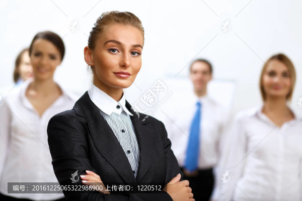 辦公室里的一個女商人的肖像