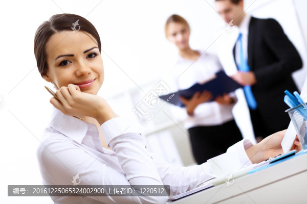 辦公室里的一個女商人的肖像