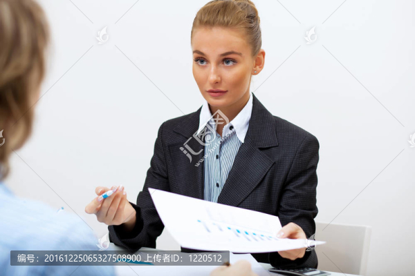 辦公室里的一個女商人的肖像