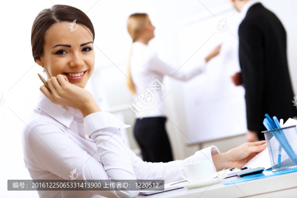 辦公室里的一個女商人的肖像
