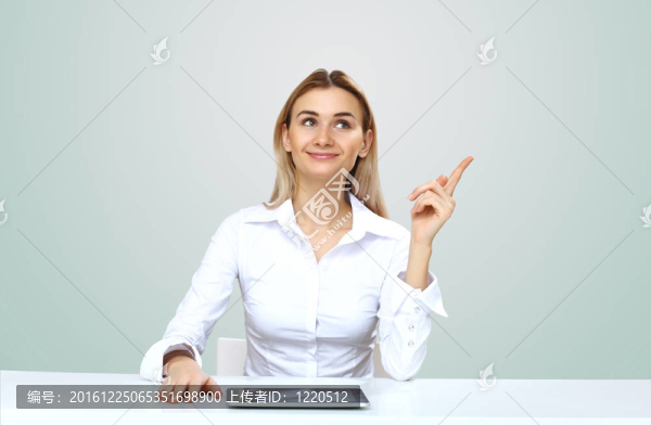 年輕漂亮的女人在上班時(shí)上班