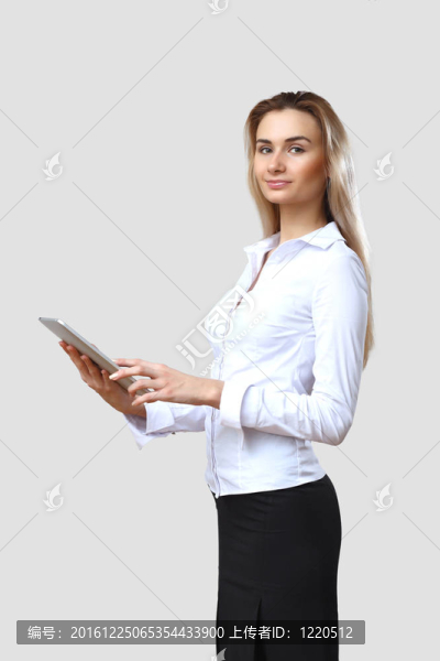 年輕漂亮的女人在上班時上班
