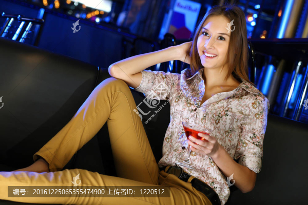夜總會(huì)里有魅力的女人喝一杯