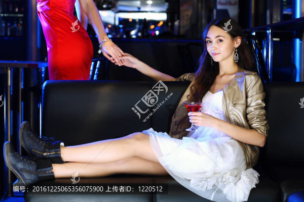 夜總會(huì)里有魅力的女人喝一杯