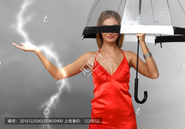 帶傘的年輕漂亮女人
