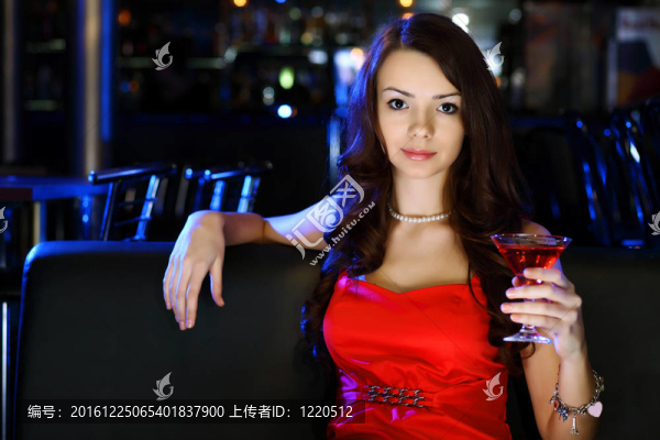 夜總會(huì)里有魅力的女人喝一杯
