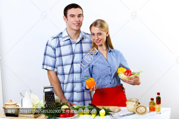 丈夫和妻子一起在家里做飯