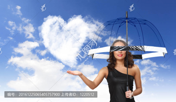 漂亮的年輕女人帶著雨傘和心