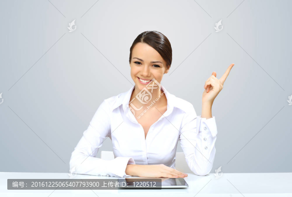 年輕漂亮的女人在上班時(shí)上班